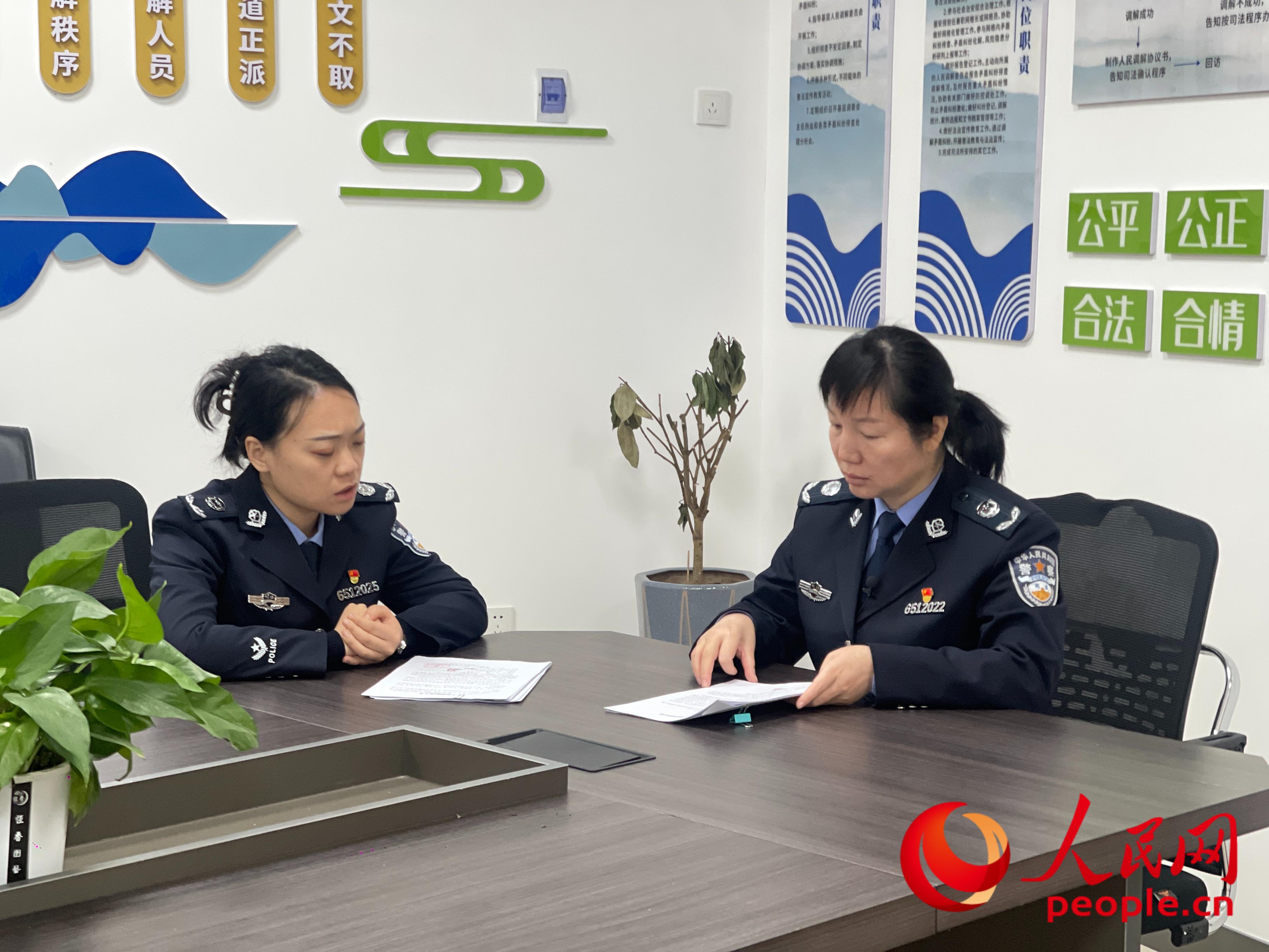 魏云（右一）和同事討論工作。人民網(wǎng) 周靜圓攝